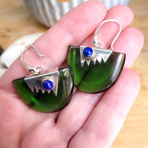Des boucles d'oreille style amérindien avec perle verre et perle lapis lazuli : "murmure de musique" !!!!!!