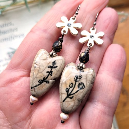 Boucles d'oreille primitives et bucoliques avec coeurs en céramique raku artisan et perles strass : "les fleurs du coeur"