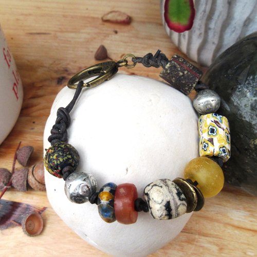 Un bracelet unisexe boho chic et citadin avec perles de collection african trade beads ... : "le pays du silence"