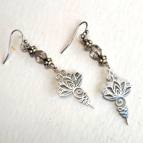 Un petit prix pour ces boucles d'oreille romantiques avec breloques fleur de lotus : "des secrets de nostalgie"