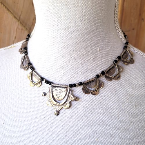 Côté vintage, "douceur d'un regard"  : le collier berbère boho tribal en vieil argent plaqué et perles verre du maroc .