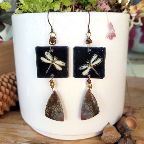 Breloques en émail artisanal - libellules - pour ces boucles d'oreille natures avec cabochons corail fossilisé : "grâce silencieuse"