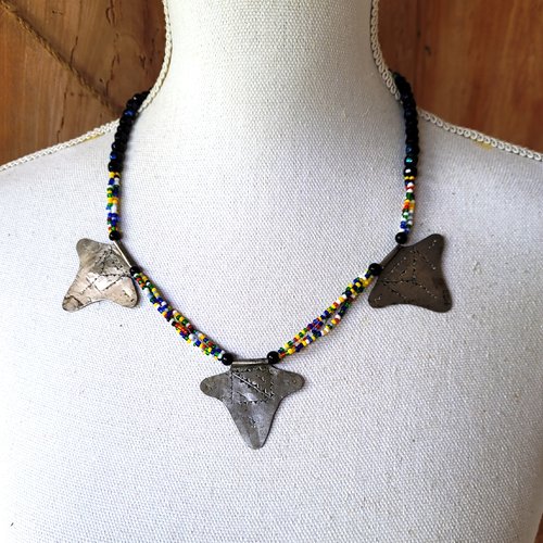 Côté vintage, "douceur d'un regard"  : le collier berbère boho tribal en vieil argent plaqué et perles verre du maroc .
