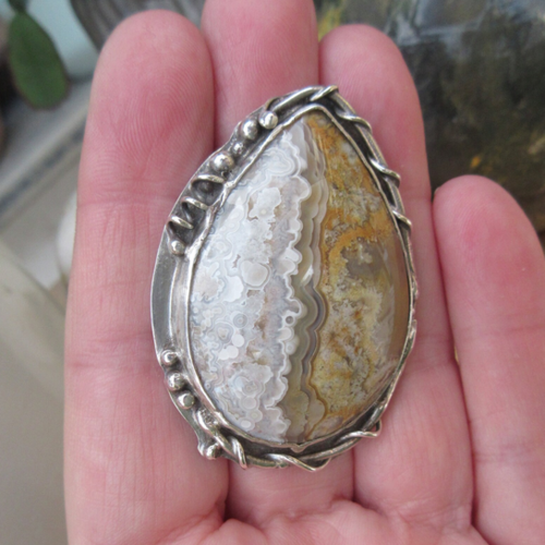 Une bague argent massif 925 avec un splendide cabochon crazy lace agate... pour le côté vintage !!!!
