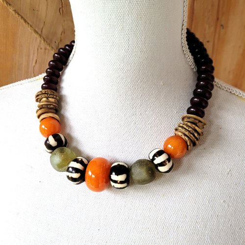Un collier ethnique , shabby chic de style africain avec perle en ambre et perles verre recyclé dakar ...!!!!!: "echos des steppes"