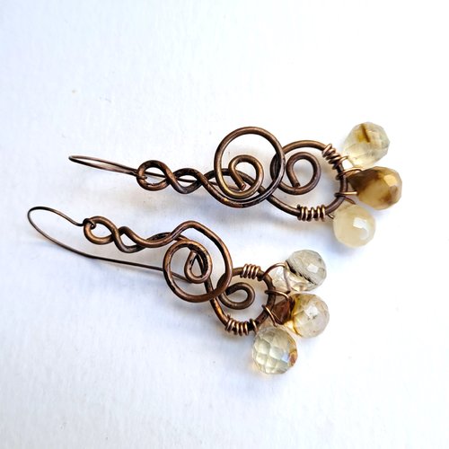 Des boucles d'oreille baroques avec perles facettées en cristal de quartz et structure pure cuivre : "eventail de larmes ..."