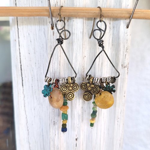 Boucles d'oreille primitives et bucoliques avec perles de fouille nila sur structure fer recuit : "douce nostalgie"