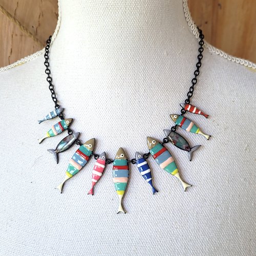 Un collier vintage lol avec breloques poissons en émail, pour les fêtes à venir  ... : "le  clan sardines"