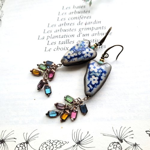 Boucles d'oreille primitives et bucoliques avec coeurs en céramique raku artisan et perles verre cloisonné : "coeurs salés"