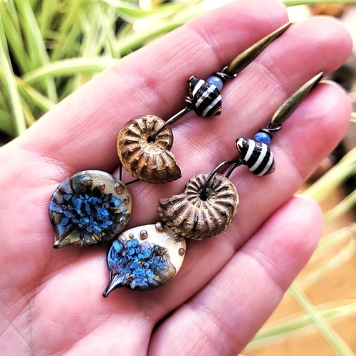 Boucles d'oreille avec ammonite de madagascar, lampworks artisan, coquillage .... : "le chant des vagues""