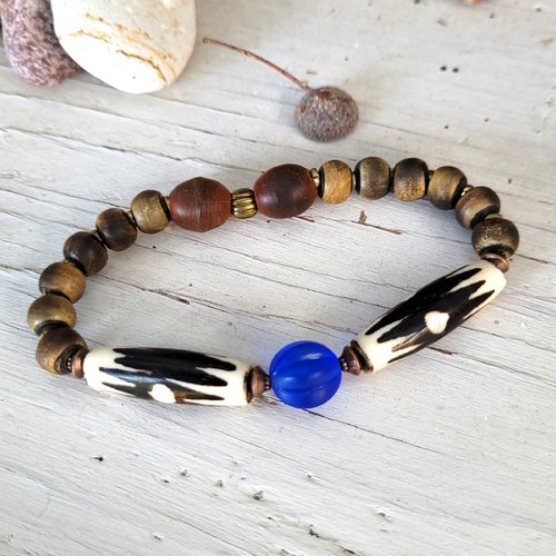 Un bracelet de type africain avec perles os et corne batik et ancienne perle melon verre vaseline .. !!!!! : "murmures de souvenirs"