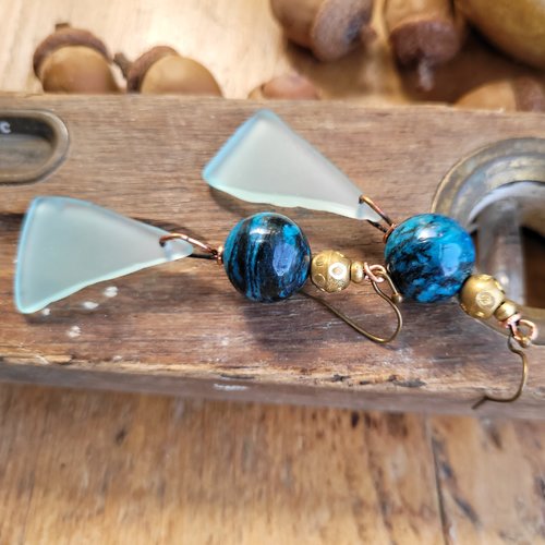 Boucles d'oreille romantiques avec galets en verre de la mer et perles apatite .... : "murmure elégant"