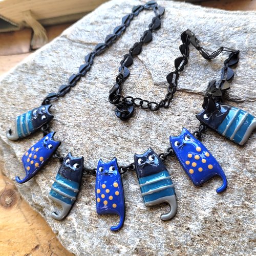 Un collier vintage lol avec breloques chats en émail, pour les fêtes à venir  ... : "la compagnie chats"