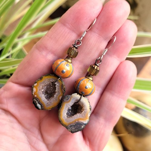 Des boucles d'oreille poétiques, tribales et coquettes avec géode agate, céramique .. : "lyrisme profond"