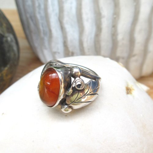 Une bague argent massif 925 avec un cabochon en ambre de la baltique pour le côté vintage