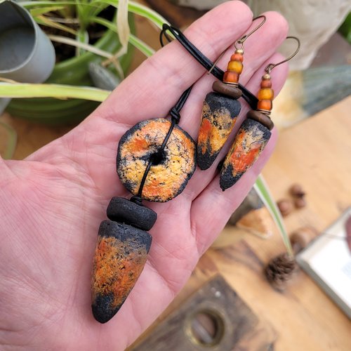 Une parure collier et boucles d'oreille  de style africain avec perles céramiques raku artisanales ..: "osmose de la matière"