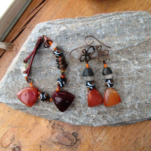 Une parure bracelet et boucles d'oreille ,de style africaine avec anciennes perles en cornaline: "vibrations de reflets "