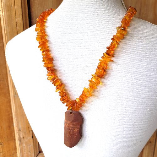 Un collier unisexe,  imposant en ambre véritable et ancienne  terre cuite du mali..  !!! "elégance poétique"