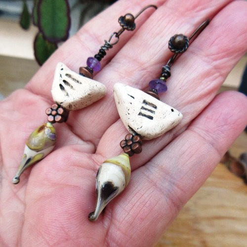 Un petit prix pour ces boucles d'oreille romantiques avec headpins d'artiste et pioupiou en céramique artisanale   ...