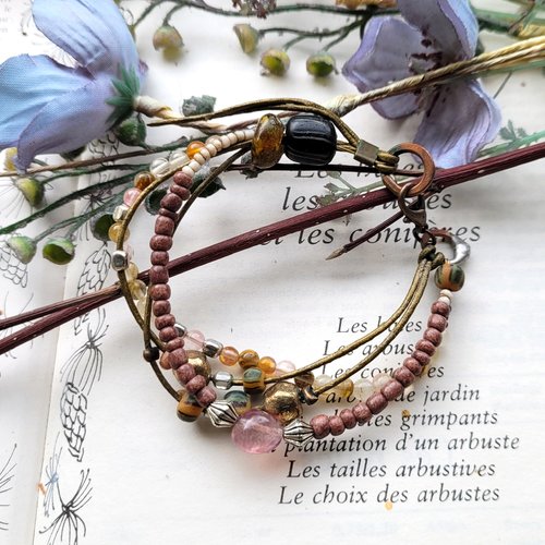 Un bracelet 4 rangs composés de perles de tourmaline, céramiques roses contemporaines..: ""poudre d'or !!"