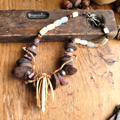 Un singulier collier ras de cou avec semences de mango tropicales, nuggets rubis bruts : "les temps sauvages"....