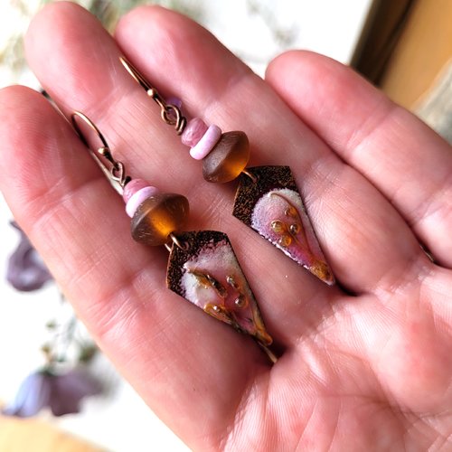 Un prix tout doux pour ces boucles d'oreille minimalistes romantiques avec breloques artisanales en émail ....