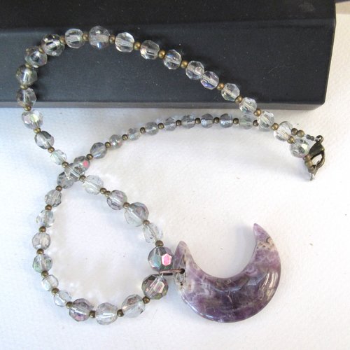 Collier de style baroque avec anciennes perles verre moiré du mali et cabochon lune en améthyste: "mélodie de la lune"..