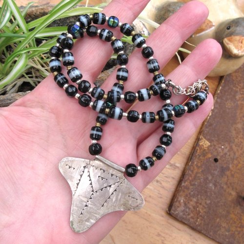 Un collier ethnique unisexe de style africain avec pendentif vieil argent du maroc .... : "une histoire moirée"
