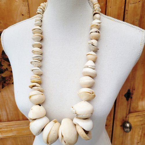 Une curiosité que ce collier en grosses coquilles - art tribal- d'afrique !!!!!