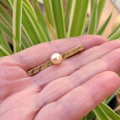 Magnifique broche en or 18 carats et sa perle fine pour le côté vintage ..