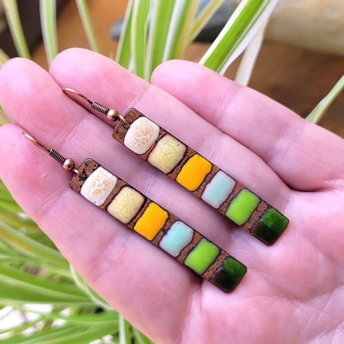 Des boucles d'oreille particulières ethniques, romantiques avec breloques émail d'artisan  : "douceur d'un instant" !!!!