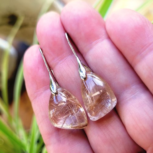 Des boucles d'oreille uniques et merveilleuses , shabby chics, avec cabochons en quartz rutile or : "l'or du silence"