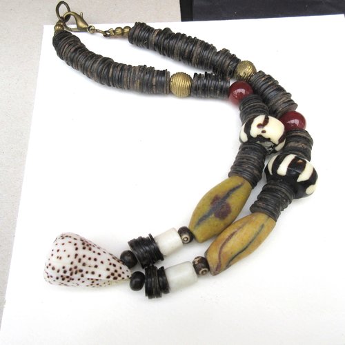 Un collier de style africain unisexe avec ce superbe pendentif coquillage moucheté  !!!! : "comme des echos de sagesse"