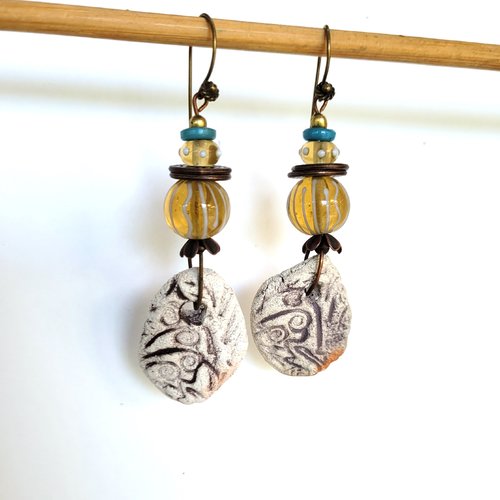 Boucles d'oreille shabby chics et citadines avec breloques céramiques artisanales : "frontières des sables"