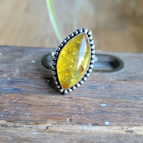 Une bague argent massif 925 , taille 59, avec sublime cabochon en ambre de la baltique  .... pour le côté vintage !!!!