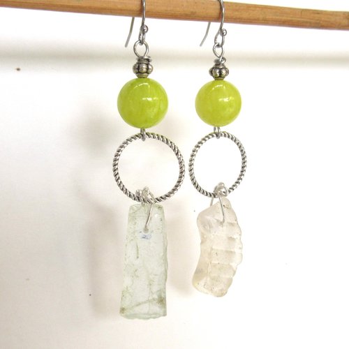 Des boucles d'oreille petites créoles tribales natures avec petits grigris verre de la mer, calcédoine jaune  : "secrets du temps"