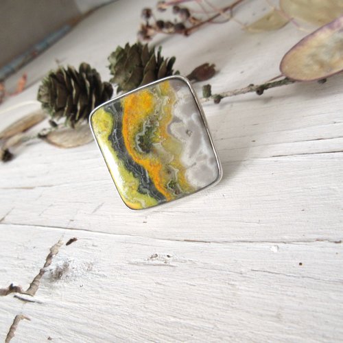 Côté vintage : une bague ajustable en argent massif avec un splendide cabochon jaspe bourdon ou bumble bee  ....