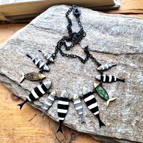 Un collier vintage lol avec breloques poissons en émail, pour les fêtes à venir  ... : "le  clan sardines"