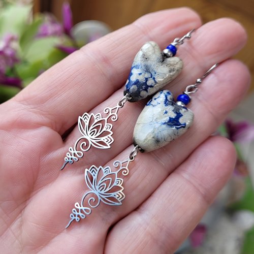 Boucles d'oreille primitives et bucoliques avec coeurs en céramique raku artisan et breloque fleur de lotus: "coeurs egarés"
