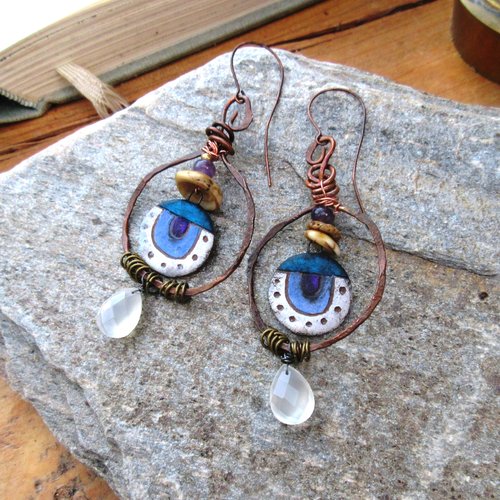 Boucles d'oreille créoles un rien asymétriques, peps garanti avec perles calcédoine et céramiques d'artiste : "fil de la vie"... .....