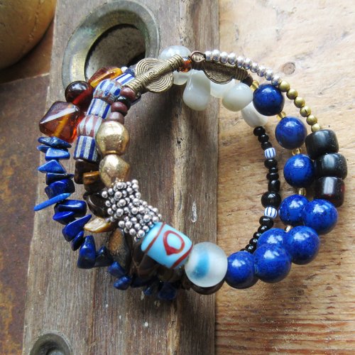 Un incroyable bracelet mémoire 3 rangs avec perles anciennes lapis lazuli , pierre de lune, oeil de tigre, etc : "nostalgiques accents" ..