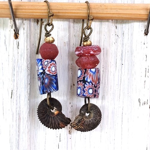 Des boucles d'oreille hétéroclites, un rien asymétriques, tribes, grungy avec perles vénitiennes millefiori: "chemin des vents"