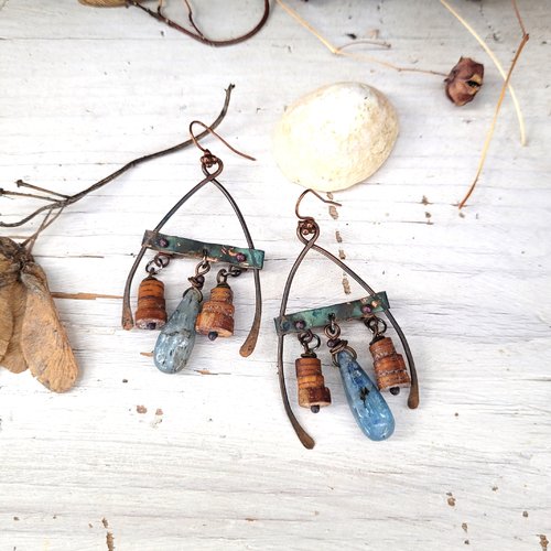 Boucles d'oreille primitives avec superbes cabochons cyanite  : "complainte de l'été" !!!!!