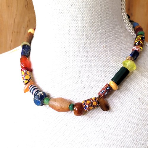 Ambiance ethnique pour ce collier ras de cou unisexe tribal  avec perles de collection : "parfum de sérénité" !!!!