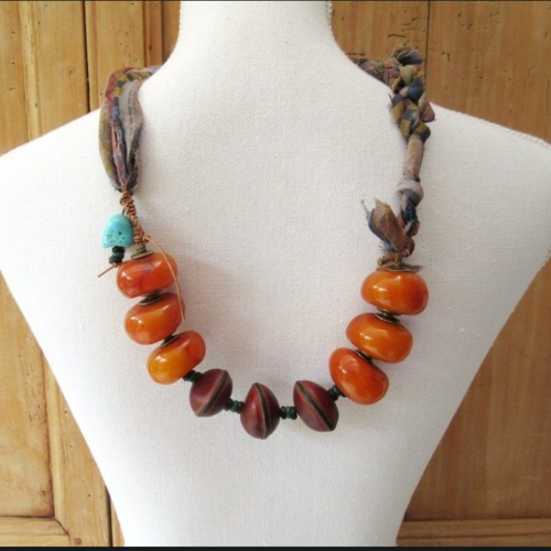 Un collier avec grosses perles en ambre du tibet , turquoise, soie .. : "cannelle orange poivré"