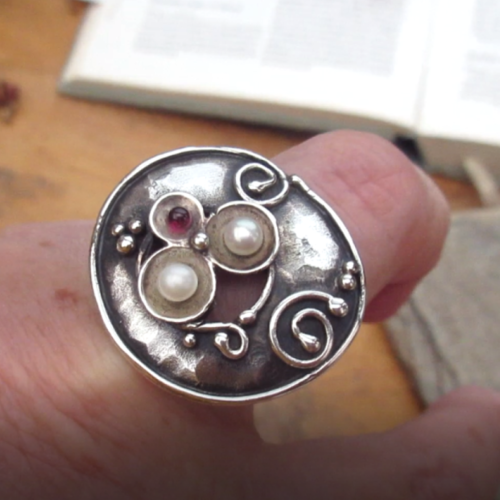 Une bague argent massif 925 avec des perles d’eau douce et grenat ...