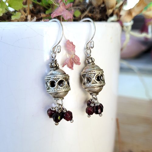 Boucles d'oreille précieuses et chics , sauvages, avec perles en argent et grenat : "contrastes en quête de lumière" !!!!