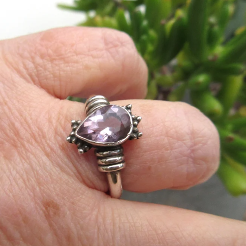 Une bague vintage argent massif avec un superbe cabochon poire améthyste clair ....