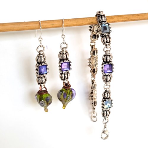 Pour les romantiques, une parure style couture bracelet et boucles d'oreille : "brin de tendresse" !!!!!