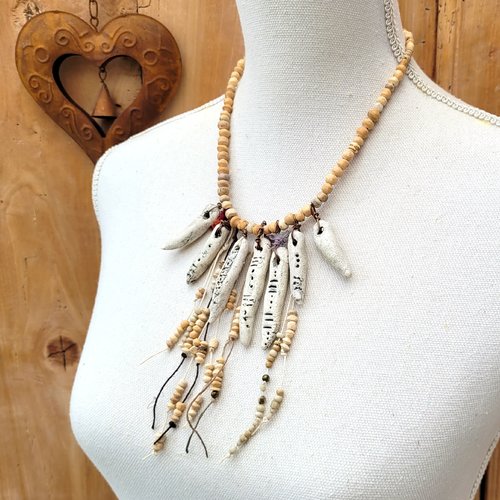Un collier ethnique tribal  grigri style homme médecine avec céramiques artisanales et du mali : "poussières de dunes" !!!!!